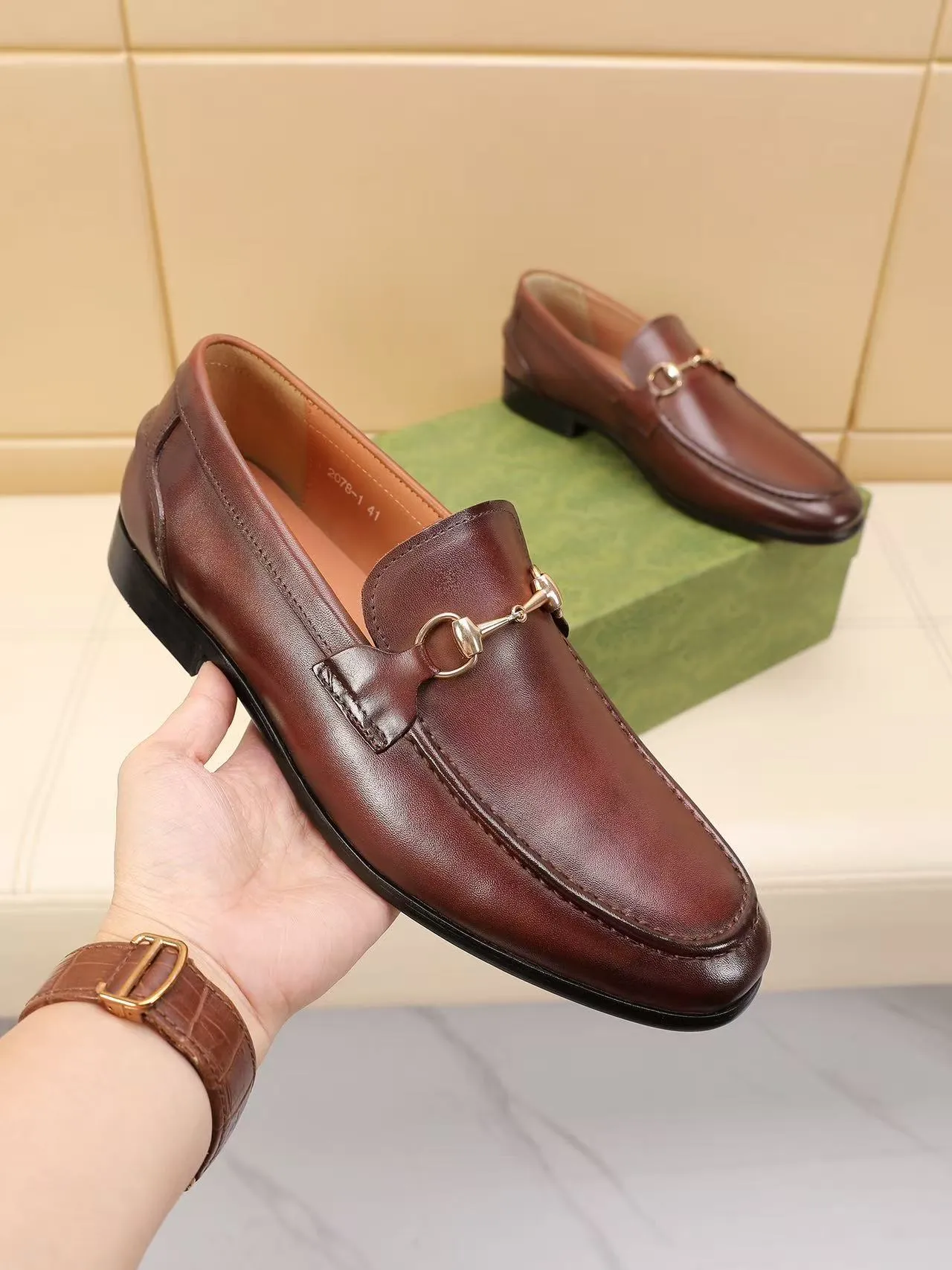 Men's men's shoes 💰440 🆘【GUCCI】Gucci ·🐂里· Hot-selling beanie shoes, top brand luxury, top quality, latest fashion beanie shoes.. The upper is made of original high mercerized smooth cow suede. (Full top-layer water-dyed 🐂 leather and lining). The original stylish and stylish soft rubber wear-resistant and non-slip outsole is light and comfortable on the foot, available in 2 colors! Matching code: 39-45 (38.46. Customized)
